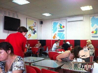 Installez-vous à l'une des tables de Пицца Хаус