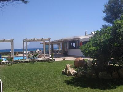 Captain's Beach Apartments & Bar