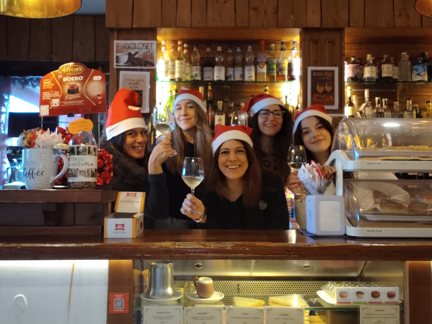 Bar al Goloset - caffè - aperitivi - degustazione vini - prodotti di pasticceria - panini - snack - toast - tramezzini