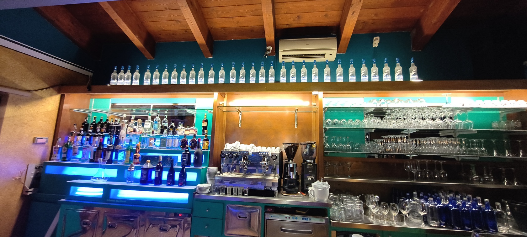 De Lux Restaurant & Lounge