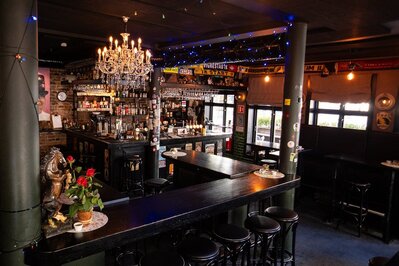 Madame Aase Pub