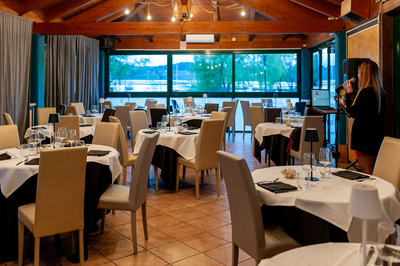 De Lux Restaurant & Lounge