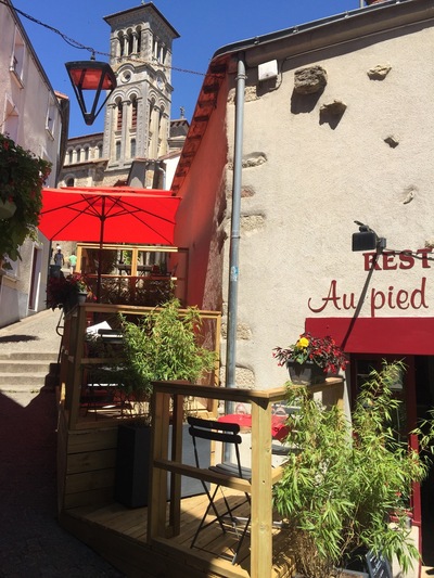 Au Pied de l'Escalier