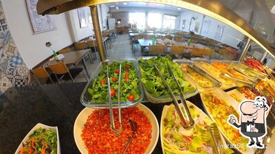 Sente em uma das mesas no Restaurante Barriga Cheia