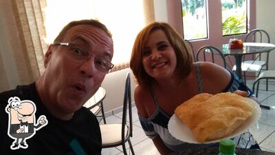 Sente em uma das mesas no Pastelaria Ferrari