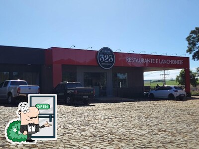 Descubra a parte externa do Restaurante Parada 323