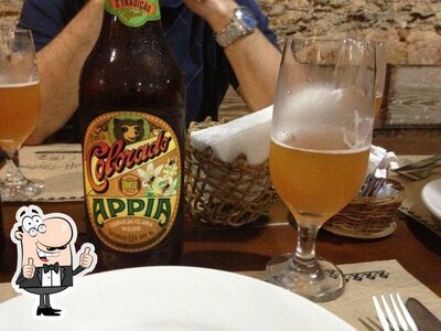 Al-Farabi serve uma variedade de drinques