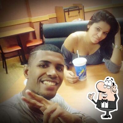 Sente em uma das mesas no Subway