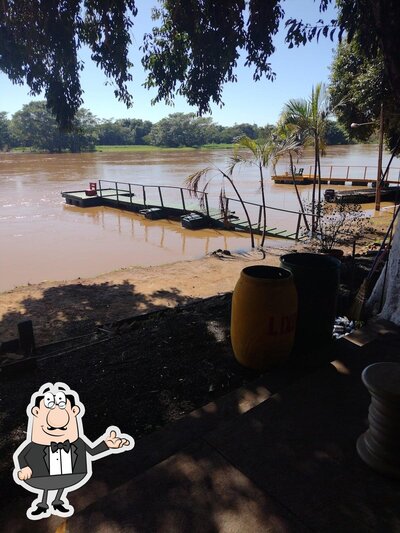 Sente em uma das mesas no Pousada do Dourado