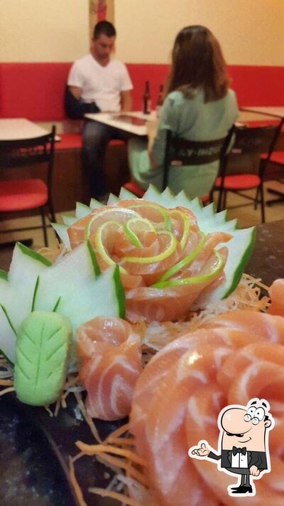Sente em uma das mesas no Sushi-ya