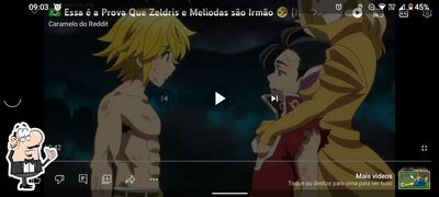 Sente em uma das mesas no Marmitaria