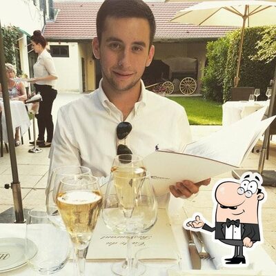 Installez-vous à l'une des tables de Le Relais