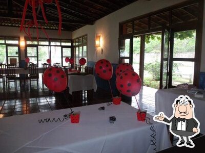 Sente em uma das mesas no Restaurante Praia Formosa