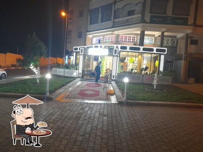 Vous pouvez prendre un bol d'air frais dans l'espace ouvert de Café Rihan