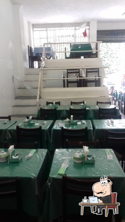 Sente em uma das mesas no Restaurante Ar de Primavera Refeições Caseiras