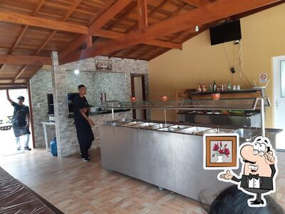 Sente em uma das mesas no RANCHO 3 LAGOS