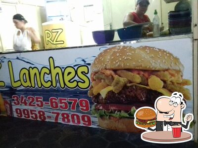 RZ LANCHES serve uma variedade de opções para os amantes dos hambúrgueres