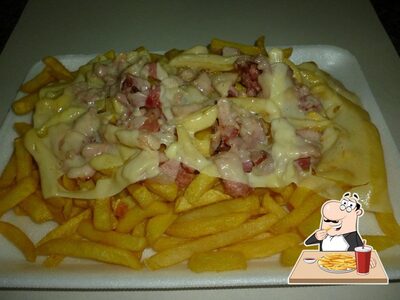 Experimente batatas fritas com diferentes molhos