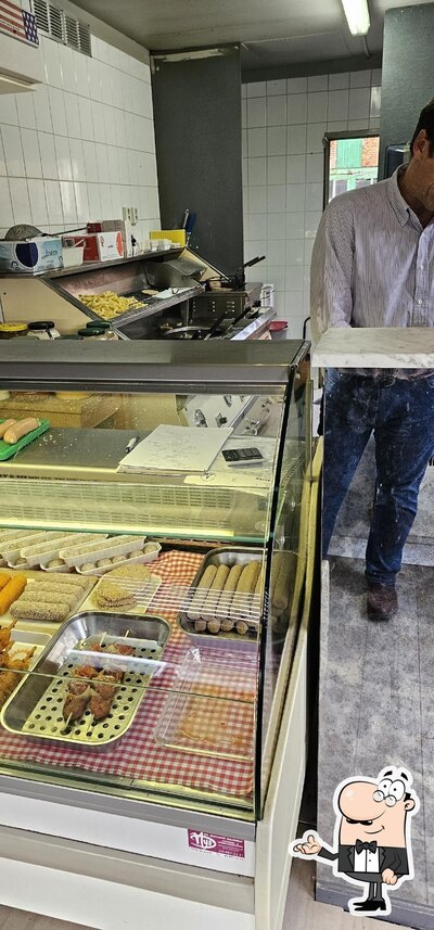 Installez-vous à l'une des tables de Friterie Kouter