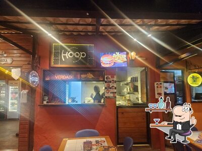 Veja imagens do interior do Hoop Burger