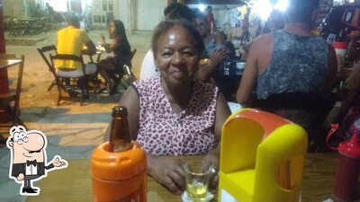 Sente em uma das mesas no Cabana Amendoeira Restaurante e Pizzaria