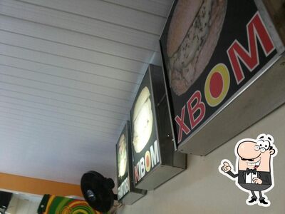 Sente em uma das mesas no XBom O Hambúrguer