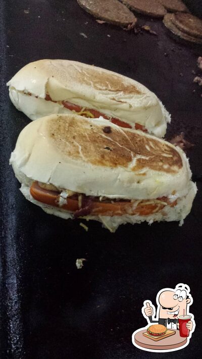 Delicie-se com um hambúrguer no Edinho Lanches e Doces