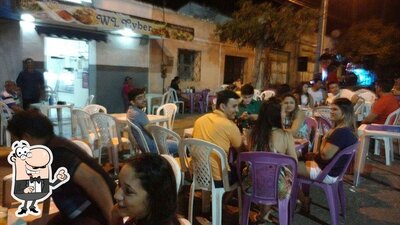 Sente em uma das mesas no WL Cyber