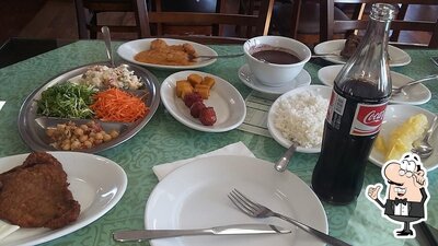 Sente em uma das mesas no Restaurante Pepinão