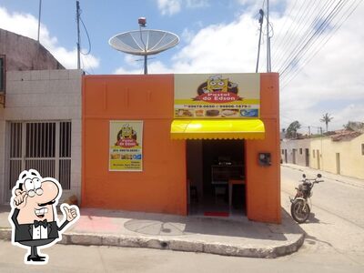 Sente em uma das mesas no Pastel do Edson