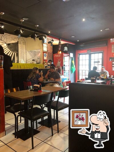 Sente em uma das mesas no kyodo