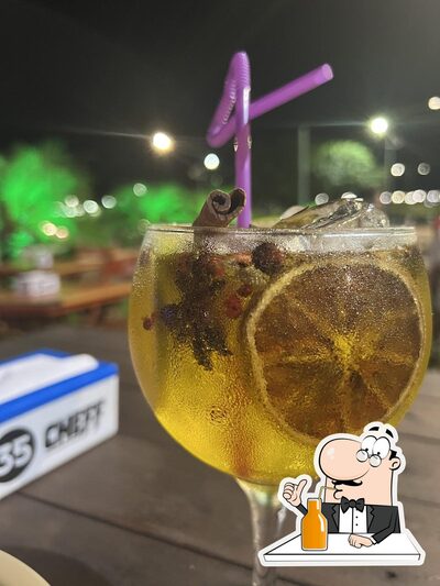 Desfrute de uma bebida no Cheff Cachaçaria