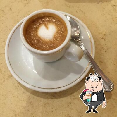 Goditi qualcosa da bere al caffè bar Eurobar