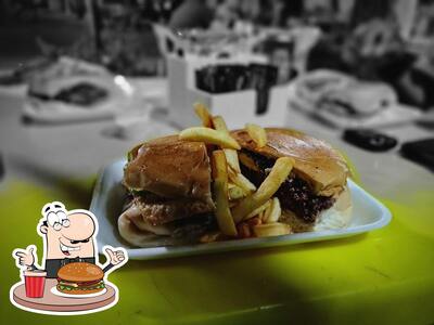 Experimente um dos hambúrgueres oferecidos no Gil Lanches