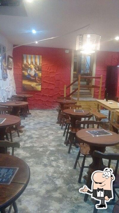 Sente em uma das mesas no Pizzaria borges