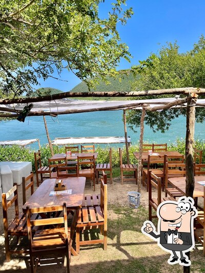 Sente em uma das mesas no Mangangá Bar e Restaurante