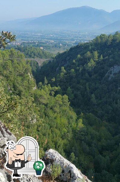 Goditi la vista dall'area esterna di Terminal Le Mattonelle Il Bicigrill Spoleto