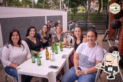 Sente em uma das mesas no Expresso Alternativo