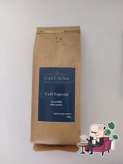 Sente em uma das mesas no Café Sena