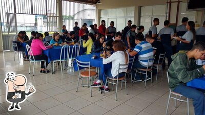 Sente em uma das mesas no Restaurante Tempero Caseiro