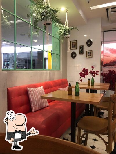 Sente em uma das mesas no Amélie Creperie