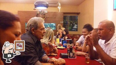 Sente em uma das mesas no Tucunaré Cozinha Bar