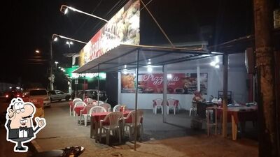 Sente em uma das mesas no Pizzaria Maná