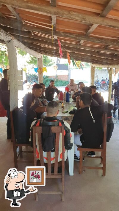Sente em uma das mesas no Restaurante Sabor da Roça