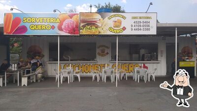 Sente em uma das mesas no Lanchonete QUERO+ Cabreúva