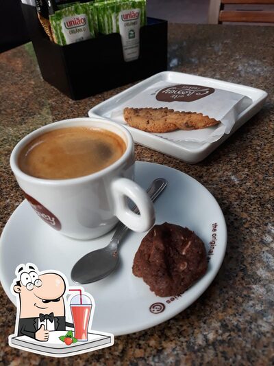 Mr. Cheney serve um número de bebidas