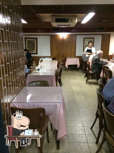 O interior do Restaurante Metrô