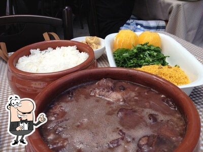 Sente em uma das mesas no Confraria Gamboa