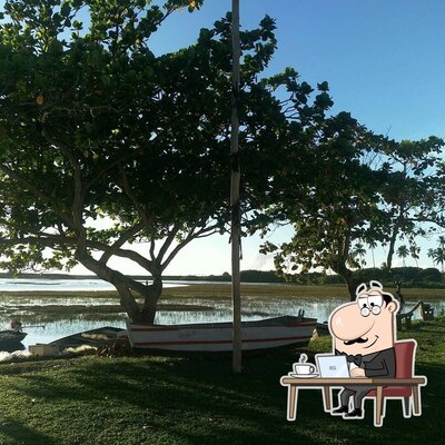 Sente em uma das mesas no Mogiquiçaba