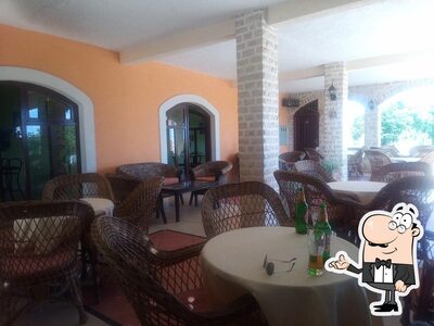 Siediti a un tavolo di Cafe Point